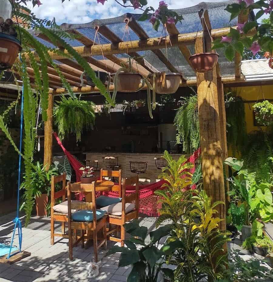 Como aproveitar seu espaço externo com o uso de pergolados.